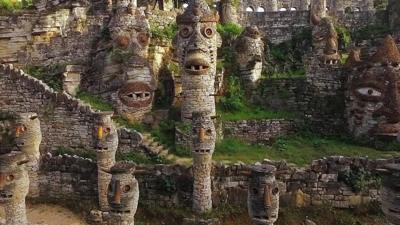 Masks at Song Peilun's castle