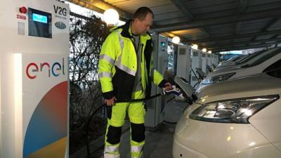 Thomas Wester-Andersen of Frederiksberg Forsyning unhooking his car