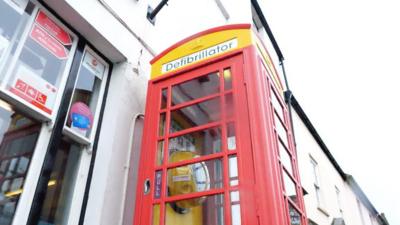 Phone box defibriallator