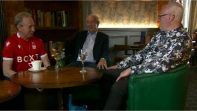 Former Nottingham Forest players gathered around a table