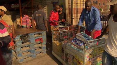 Goods crossing the Zimbabwe/South Africa border