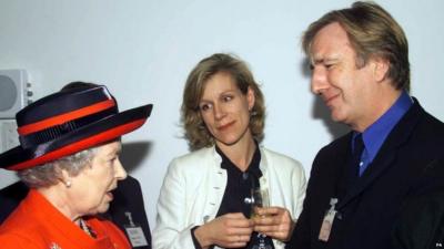 Queen Elizabeth II meeting actors Juliet Stevenson and Alan Rickman at the opening of the new premises of the Royal Academy of Dramatic Art in London. 29/11/2000