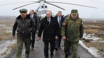 President Vladimir Putin (c) with Defence Minister Sergei Shoigu (l)