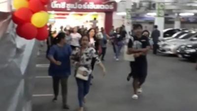 shoppers fleeing