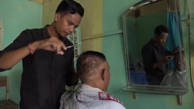 Image of barber in Palu