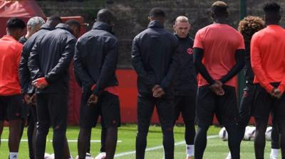 Man Utd players hold a minutes silence