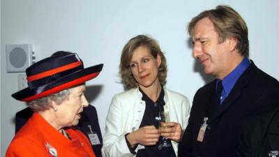Queen Elizabeth II meeting actors Juliet Stevenson and Alan Rickman at the opening of the new premises of the Royal Academy of Dramatic Art in London. 29/11/2000