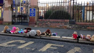 Teddy bears on kerb