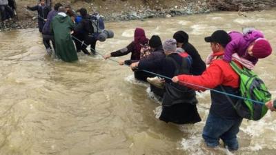 Migrants crossing into Macedonia from Greece