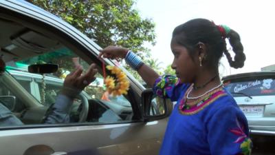 Grab of Kalpana Pawar selling gardlands to motorists