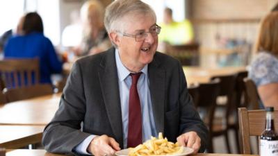 Mark Drakeford visits chippy as restauraunts reopen