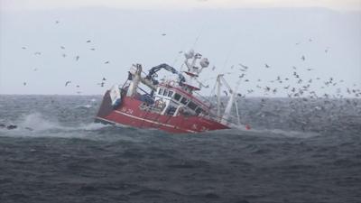 Footage of boat becoming stuck on rocks in Ardglass