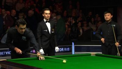 Welsh Open: Ronnie O'Sullivan loses frame on black ball fluke