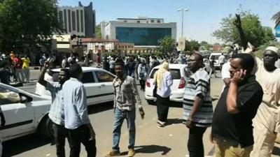 Protests in Khartoum. 6 April 2019