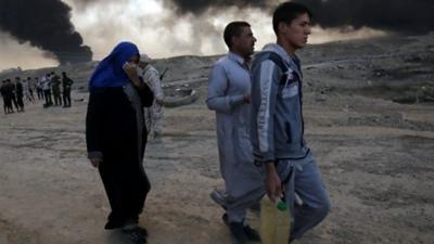 Residents fleeing Mosul, Iraq