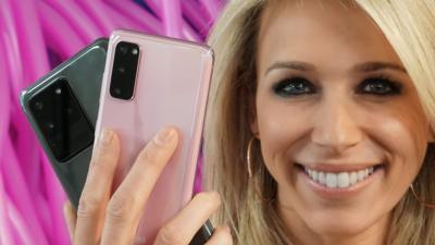 Lara Lewington with Samsung Galaxy S20