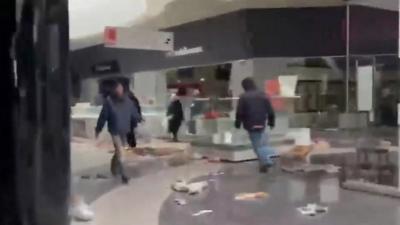 Looting in Mariupol shopping mall