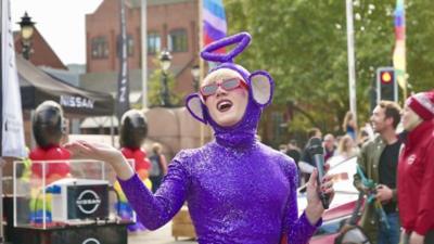 A drag queen with marathon spectators