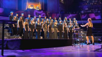 Anna Lapwood directs her choir from Pembroke College