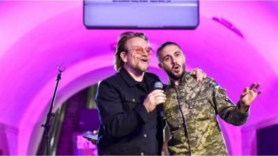 Bono singing with a Ukrainian soldier