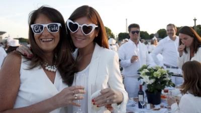 Dinner in white in Paris