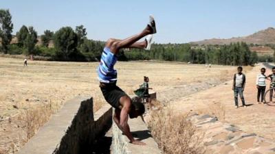 Dirar Abohoy does a handstand