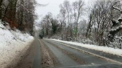 Eira ar yr A489 ger Machynlleth