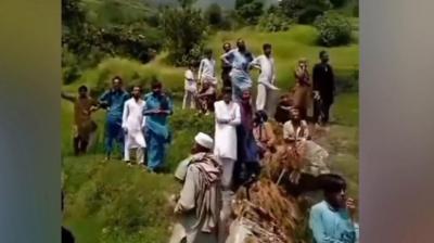 Crowds gather in Pakistan near the cable car