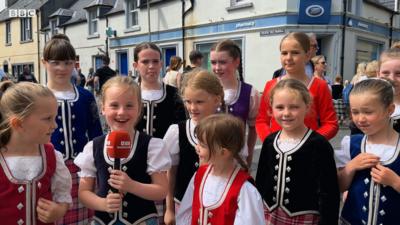 Dannsairean òga teis mheadhan baile Steòrnabhaigh.