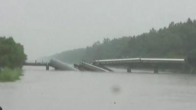 Train in the canal as bridge collapses