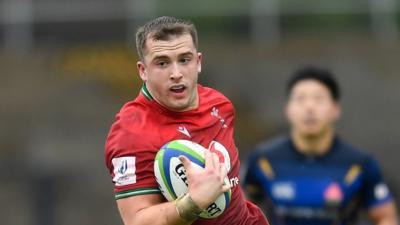 Morgan Morse runs with the ball against Japan