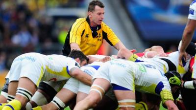 Nigel Owens organises a scrum