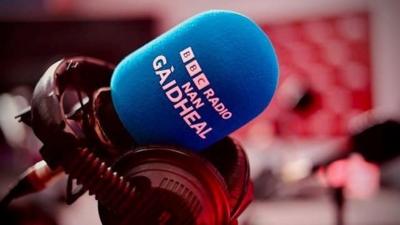 Mic le BBC Radio nan Gàidheal sgrìobhte air