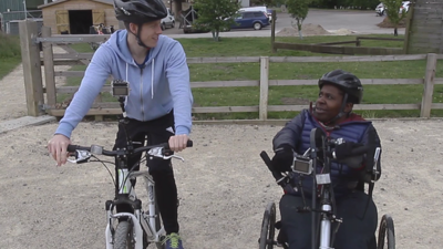 Goz and Ros take on Cycling