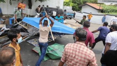 Government supporters destroy tents of anti-government protester