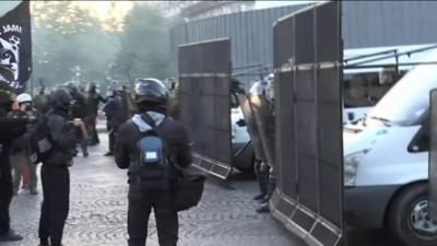 Riot police try to control hundreds of anti-NF protesters in Paris