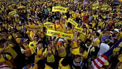 Protesters in yellow T-shirts