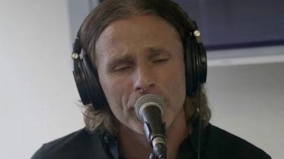 Gareth Ainsworth sings