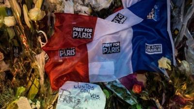 Flag and tributes in Paris