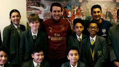 Unai Emery and schoolchildren