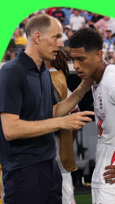 Thomas Tuchel talks to Jude Bellingham during a hydration break