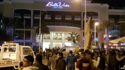 Crowds outside Bella Vista hotel