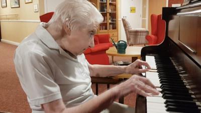 98-year-old plays piano for 100 days