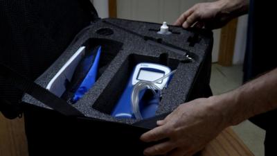 Equipment for monitoring air quality on board a plane