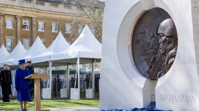 Queen unveils memorial