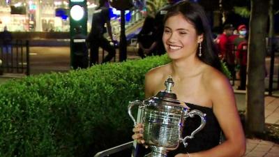 Emma Raducanu with her US Open trophy