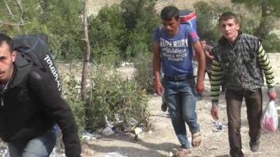 Syrians head towards Turkish border