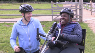 Goz and Ros take on Cycling