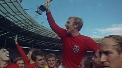 Bobby Moore raises World Cup trophee to the crowd