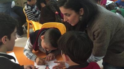 Siba Aliradi helping Syrian children to learn Turkish